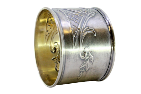 Argola de guardanapo em prata com motivos florais relevados e cartela para monograma.